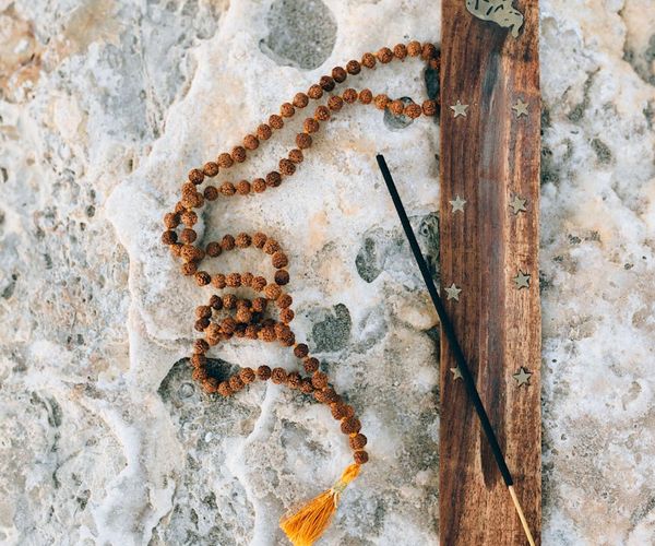 Silhouette of a person meditating, showing a clear mind.